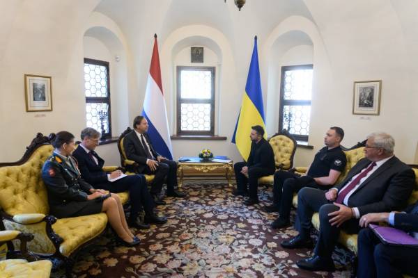 Зеленський отримав вірчі грамоти від представників п'яти держав. 8 Зеленський отримав вірчі грамоти від представників п'яти держав. 8