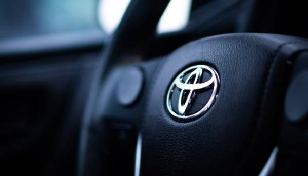 Toyota вкладає 3,6 мільярда доларів у розвиток виробничих потужностей у Сполучених Штатах. 1 Toyota вкладає 3,6 мільярда доларів у розвиток виробничих потужностей у Сполучених Штатах. 1