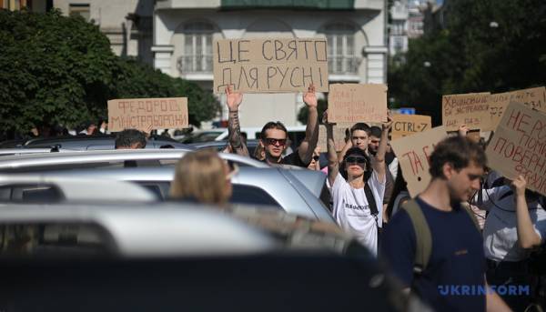 У столиці та інших населених пунктах громадяни висловлюють невдоволення через звільнення Федорова 12 У столиці та інших населених пунктах громадяни висловлюють невдоволення через звільнення Федорова 12