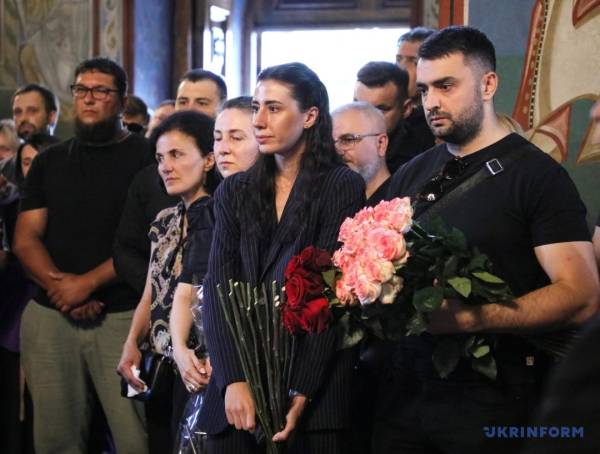 На згадку про Валентину Савіцьку. «Я прагну, аби кожен усвідомив, якою була моя Валя» 14 На згадку про Валентину Савіцьку. «Я прагну, аби кожен усвідомив, якою була моя Валя» 14