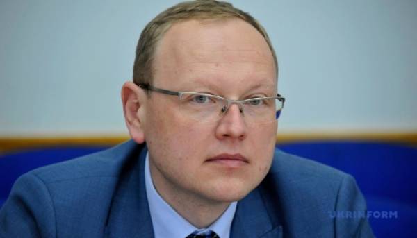 «Постмодерний більшовизм»: експерт з політики вважає, що протести не повинні диктувати кадрові призначення у війську