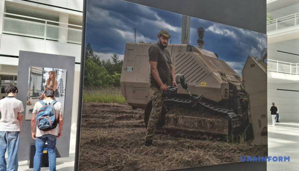 Фотовиставка Говарда Баффета про стійкість українців розпочала роботу в Гаазі 13 Фотовиставка Говарда Баффета про стійкість українців розпочала роботу в Гаазі 13