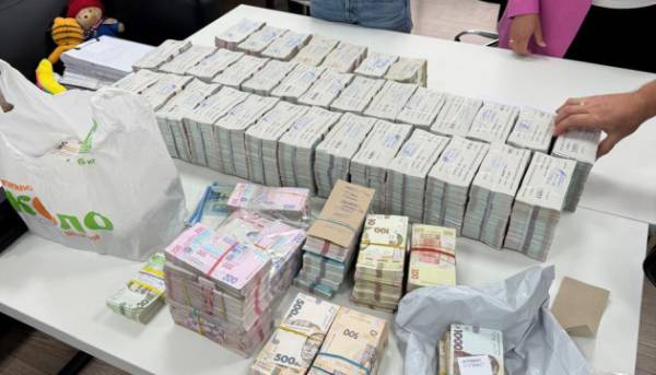 Розслідування у компанії-виробника дронів: ДБР вивчає потенційне завищення вартості у державних закупівлях на суму до 7 мільярдів гривень 8 Розслідування у компанії-виробника дронів: ДБР вивчає потенційне завищення вартості у державних закупівлях на суму до 7 мільярдів гривень 8