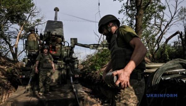 З початку доби російські сили здійснили понад 70 атак на українських захисників, при цьому найбільш напруженою ситуація залишається на трьох напрямках. 3 З початку доби російські сили здійснили понад 70 атак на українських захисників, при цьому найбільш напруженою ситуація залишається на трьох напрямках. 3