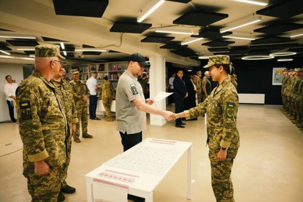 Буданов привітав випускників Інституту спеціального зв'язку, зазначивши, що кібервоїни є не менш значущими, ніж бійці на передовій. 8