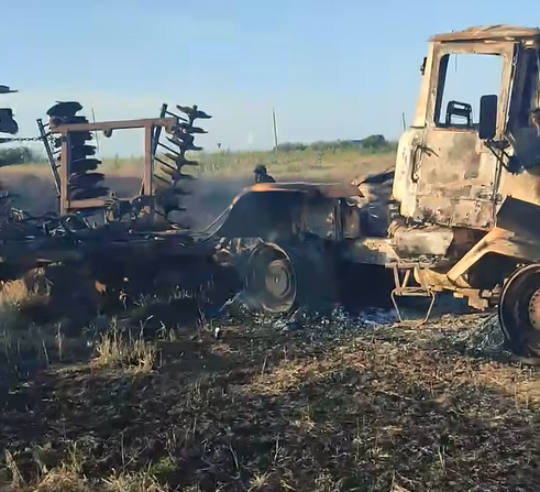 100 дронів за день на полі: росіяни атакують аграріїв у приморській частині Бериславщини 8 100 дронів за день на полі: росіяни атакують аграріїв у приморській частині Бериславщини 8