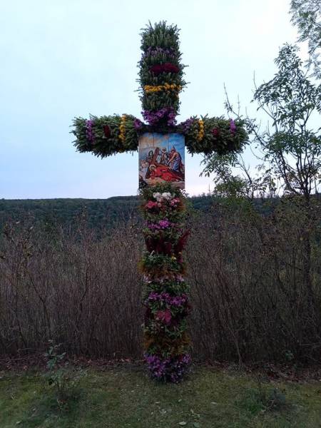Хто перший квіткою уквітчає хрест, та швидко заміж вийде. 25 Хто перший квіткою уквітчає хрест, та швидко заміж вийде. 25