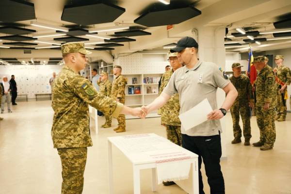 Буданов привітав випускників Інституту спеціального зв'язку, зазначивши, що кібервоїни є не менш значущими, ніж бійці на передовій. 7
