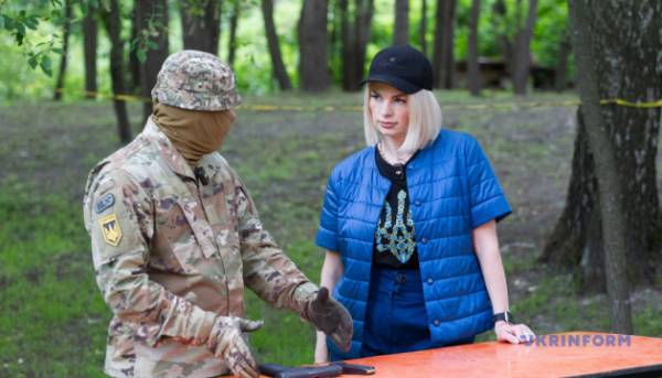 “Випробувано в бою”: новий випуск присвячено специфіці українського пістолета “Форт-20”