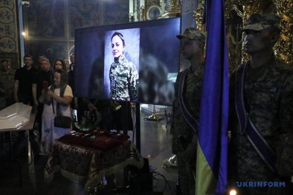 На згадку про Валентину Савіцьку. «Я прагну, аби кожен усвідомив, якою була моя Валя» 16 На згадку про Валентину Савіцьку. «Я прагну, аби кожен усвідомив, якою була моя Валя» 16