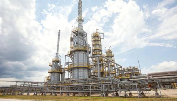 Атаки українських безпілотників зупинили роботу майже половини нафтопереробних заводів Росії, повідомляє Financial Times