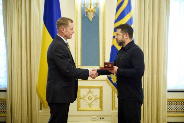 Зеленський провів зустріч з послом США при НАТО Вітакером: обговорили дрони та ракети для Patriot 6 Зеленський провів зустріч з послом США при НАТО Вітакером: обговорили дрони та ракети для Patriot 6