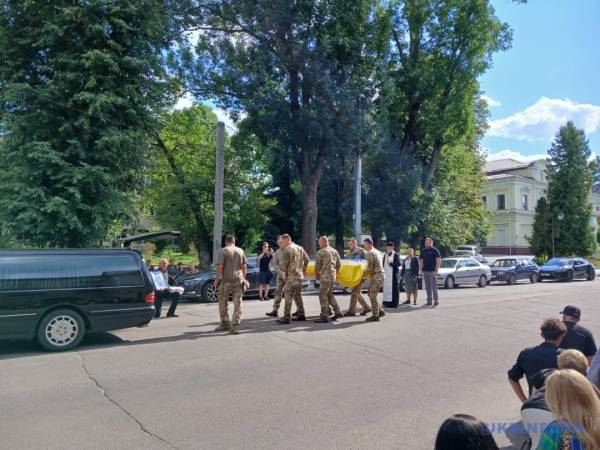 У Києві відбулося прощання з комунікаційницею УДО Валентиною Савіцькою, яка трагічно загинула від російського обстрілу. 36 У Києві відбулося прощання з комунікаційницею УДО Валентиною Савіцькою, яка трагічно загинула від російського обстрілу. 36