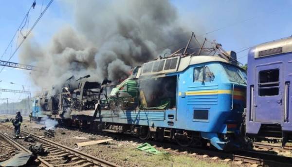Головна 32 Росія вдарила по локомотиву та пасажирському поїзду на Запоріжжі –…