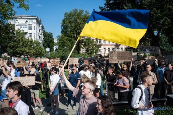 У столиці та інших населених пунктах громадяни висловлюють невдоволення через звільнення Федорова 17 У столиці та інших населених пунктах громадяни висловлюють невдоволення через звільнення Федорова 17
