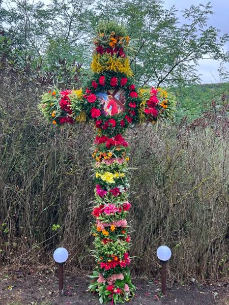 Хто перший квіткою уквітчає хрест, та швидко заміж вийде. 21 Хто перший квіткою уквітчає хрест, та швидко заміж вийде. 21