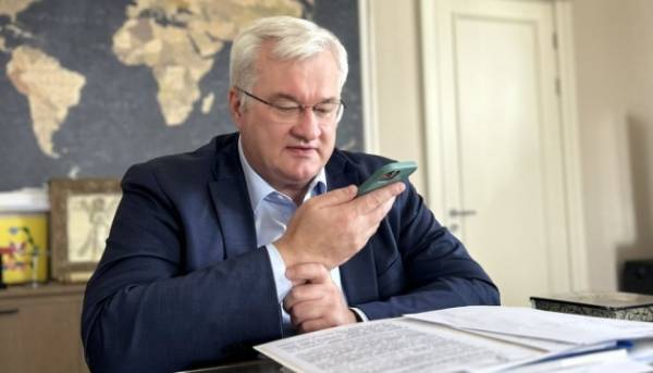 Сибіга провів розмову з міністром закордонних справ Румунії щодо інциденту з падінням російської ракети на польській землі. 1 Сибіга провів розмову з міністром закордонних справ Румунії щодо інциденту з падінням російської ракети на польській землі. 1