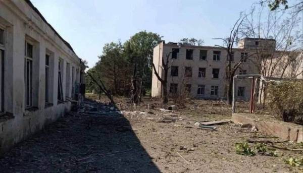 Головна 18 Російські війська скинули керовані авіабомби на населений пункт біля Херсона, пошкодивши об’єкти соціальної інфраструктури.