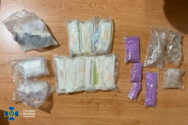 Служба безпеки України виявила міжнародне наркоугруповання, вилучивши найбільшу з початку війни партію кокаїну. 7