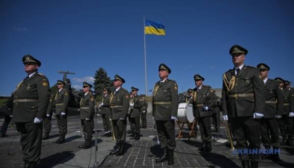 У Києві підняли український національний прапор 40 У Києві підняли український національний прапор 40