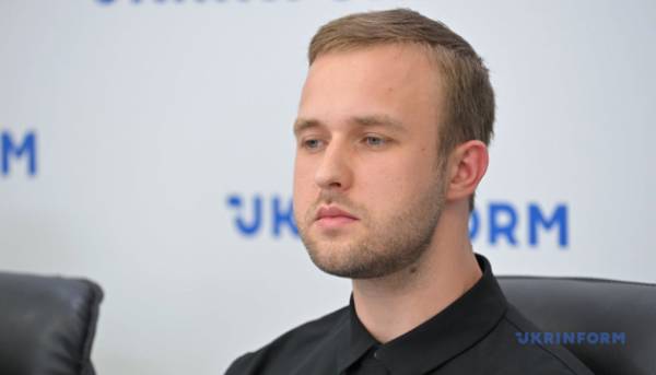 За повідомленнями Центру протидії дезінформації, російські сили використовують українських військовополонених для створення пропагандистських відеоматеріалів.
