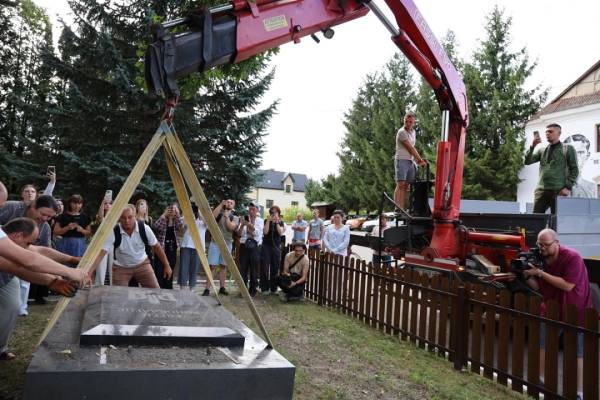 Пам'ятник із могили Євгена Коновальця, що був у Роттердамі, доставлено на Львівщину. 26 Пам'ятник із могили Євгена Коновальця, що був у Роттердамі, доставлено на Львівщину. 26