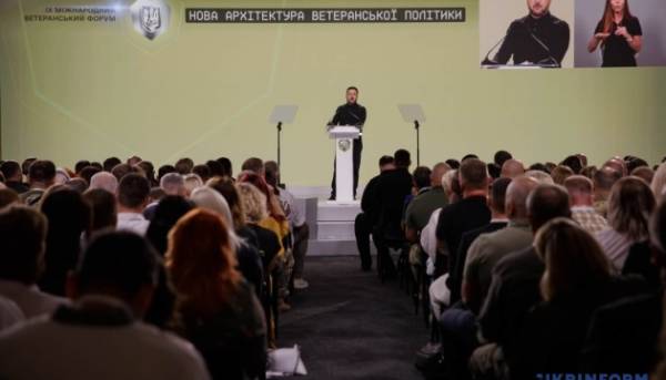 Зеленський: Лише українці вирішуватимуть, кого вважати своїми героями
