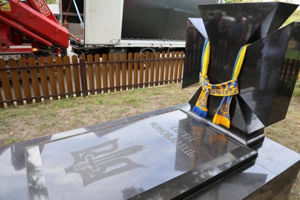 Пам'ятник із могили Євгена Коновальця, що був у Роттердамі, доставлено на Львівщину. 28 Пам'ятник із могили Євгена Коновальця, що був у Роттердамі, доставлено на Львівщину. 28