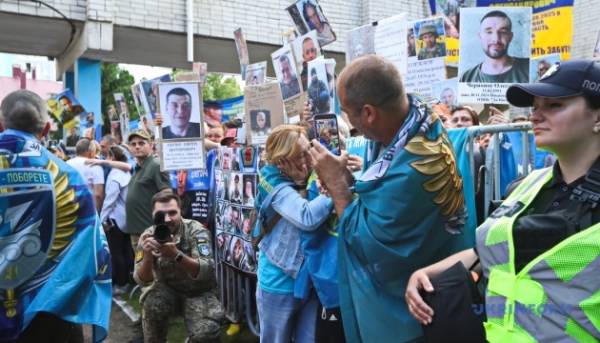 Міністерство внутрішніх справ не радить родичам військовополонених самостійно вести переговори про їхнє визволення.