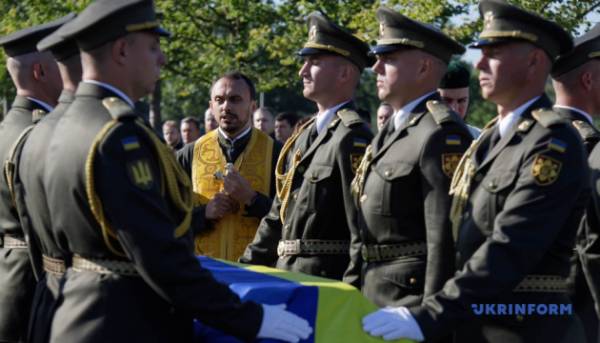 Ще троє невідомих захисників знайшли останній спочинок на Національному військовому меморіалі. 13 Ще троє невідомих захисників знайшли останній спочинок на Національному військовому меморіалі. 13