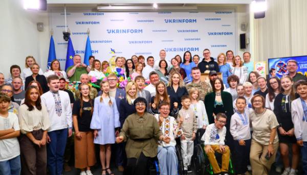 У столиці було представлено культурно-мистецьку ініціативу «Коло незламних», спрямовану на інклюзивність. 17 У столиці було представлено культурно-мистецьку ініціативу «Коло незламних», спрямовану на інклюзивність. 17