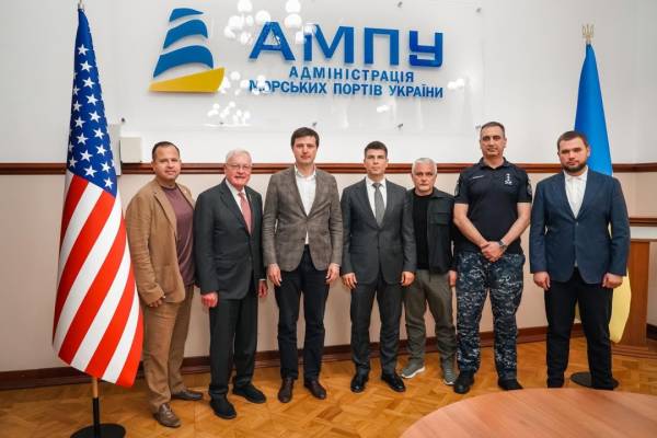 Келлог увійшов до України: побував в Одеському порту та ознайомився з наслідками російських атак 8