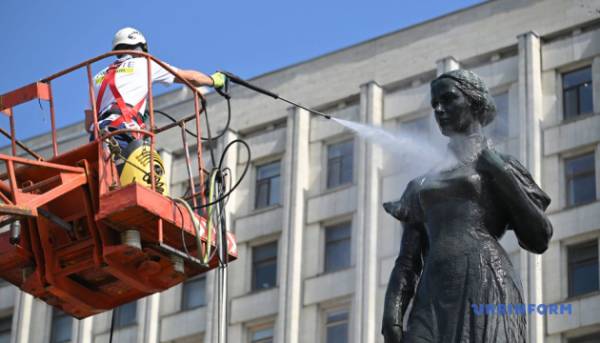 У столиці привели до ладу монумент Лесі Українці. 13 У столиці привели до ладу монумент Лесі Українці. 13
