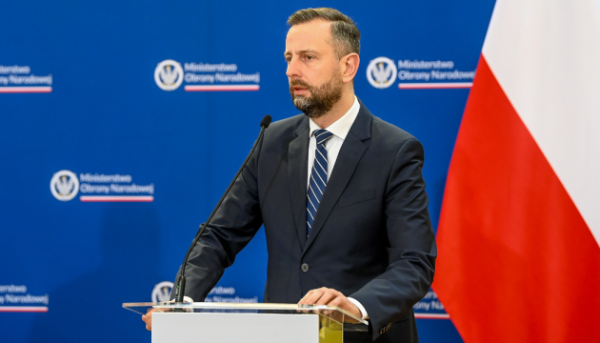 Українська військова допомога з боку Польщі не припиниться, незважаючи на критику з боку опозиції, заявив міністр оборони.