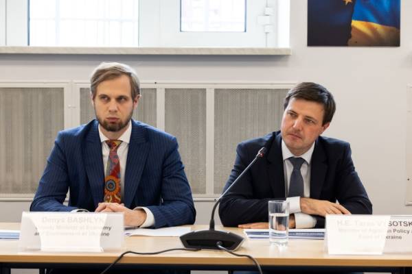 Україна просить ЄС запровадити спільний механізм допомоги сільськогосподарським виробникам, оскільки атаки на порти ставлять під загрозу експорт. 5 Україна просить ЄС запровадити спільний механізм допомоги сільськогосподарським виробникам, оскільки атаки на порти ставлять під загрозу експорт. 5