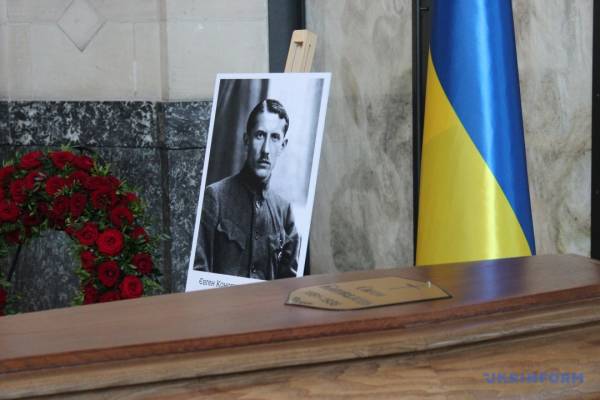 У Роттердамі ексгумували тіло полковника Євгена Коновальця 16