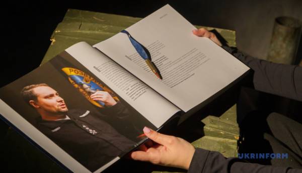 Тернопільська волонтерка виготовила закладки з гільз для книги Укрінформу «Командири перемоги»