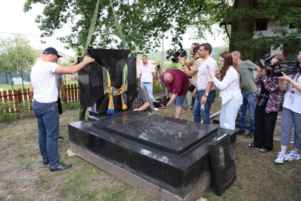 Пам'ятник із могили Євгена Коновальця, що був у Роттердамі, доставлено на Львівщину. 27 Пам'ятник із могили Євгена Коновальця, що був у Роттердамі, доставлено на Львівщину. 27