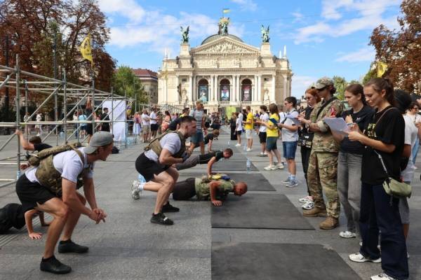 Львів: Сили оборони встановили національний рекорд, масово виконавши вправу «Мьорф» 6 Львів: Сили оборони встановили національний рекорд, масово виконавши вправу «Мьорф» 6