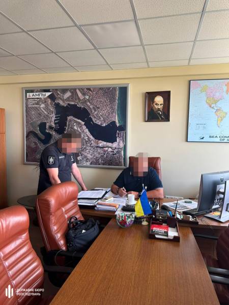 Модернізація порту «Чорноморськ»: посадовця АМПУ, який просив хабар у пів мільйона, затримали 10 Модернізація порту «Чорноморськ»: посадовця АМПУ, який просив хабар у пів мільйона, затримали 10
