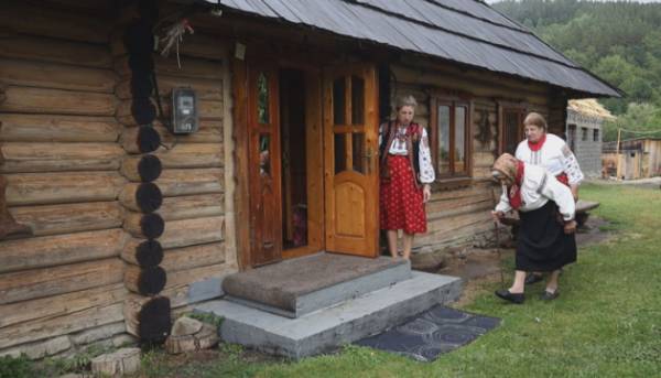 На Прикарпатті столітню оселю облаштували як музей