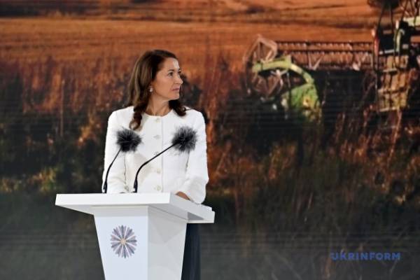 Перші леді та джентльмен обговорили в Києві досвід стійкості своїх країн. 11