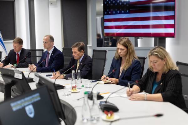 Хмара обговорив із сенатором Блюменталем розвиток взаємоприбуткових зв'язків між Україною та Сполученими Штатами. 8 Хмара обговорив із сенатором Блюменталем розвиток взаємоприбуткових зв'язків між Україною та Сполученими Штатами. 8