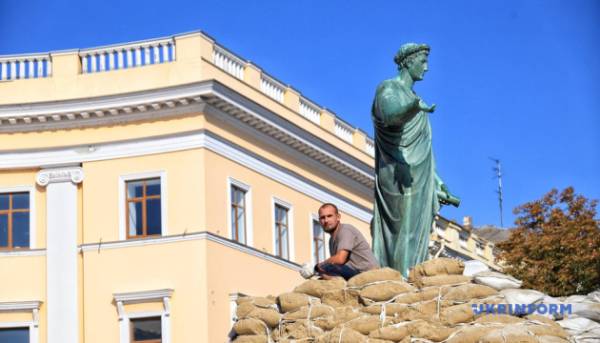 В Одесі зняли захисне покриття з пам'ятника Дюку де Рішельє, на монументі знайшли сліди корозії 16 В Одесі зняли захисне покриття з пам'ятника Дюку де Рішельє, на монументі знайшли сліди корозії 16
