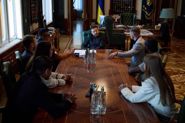 Американський боксер Кроуфорд вручив Зеленському цуценя на ім'я Фрея 8 Американський боксер Кроуфорд вручив Зеленському цуценя на ім'я Фрея 8