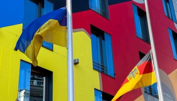 Прапори біля німецької дипломатичної місії в Києві були частково опущені в пам'ять про постраждалих від російського нападу. 11
