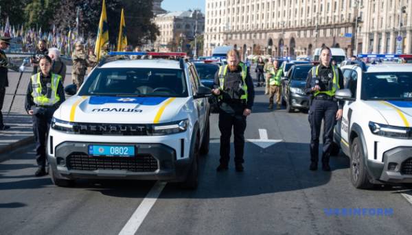 На Головній площі України вшанували хвилиною тиші полеглих оборонців. 15 На Головній площі України вшанували хвилиною тиші полеглих оборонців. 15