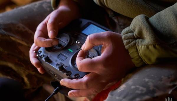30 секунд витримав: російські загарбники намагалися закріпити стяг за допомогою дрона у Великій Писарівці 5