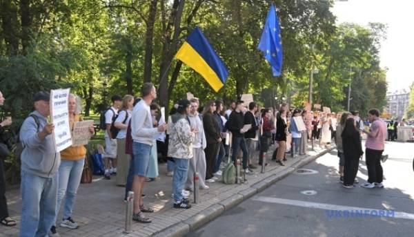 Біля Ради триває мітинг на підтримку повернення Федорова до Міністерства оборони.