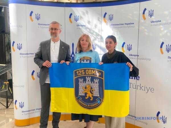 Представниці сімей українських захисників, які перебувають у полоні чи зникли безвісти, здійснили візит до Анкари. 10